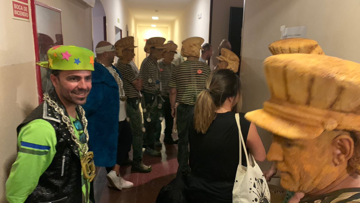 OndaCadizTV's tweet photo. Componentes de la chirigota Aquí huele a verdín, con los figurantes de la chirigota los Daddy Cadi.
#COAC2022P1 #AquiHueleaVerdin #DaddyCadi https://t.co/7ZFKg6IDtD