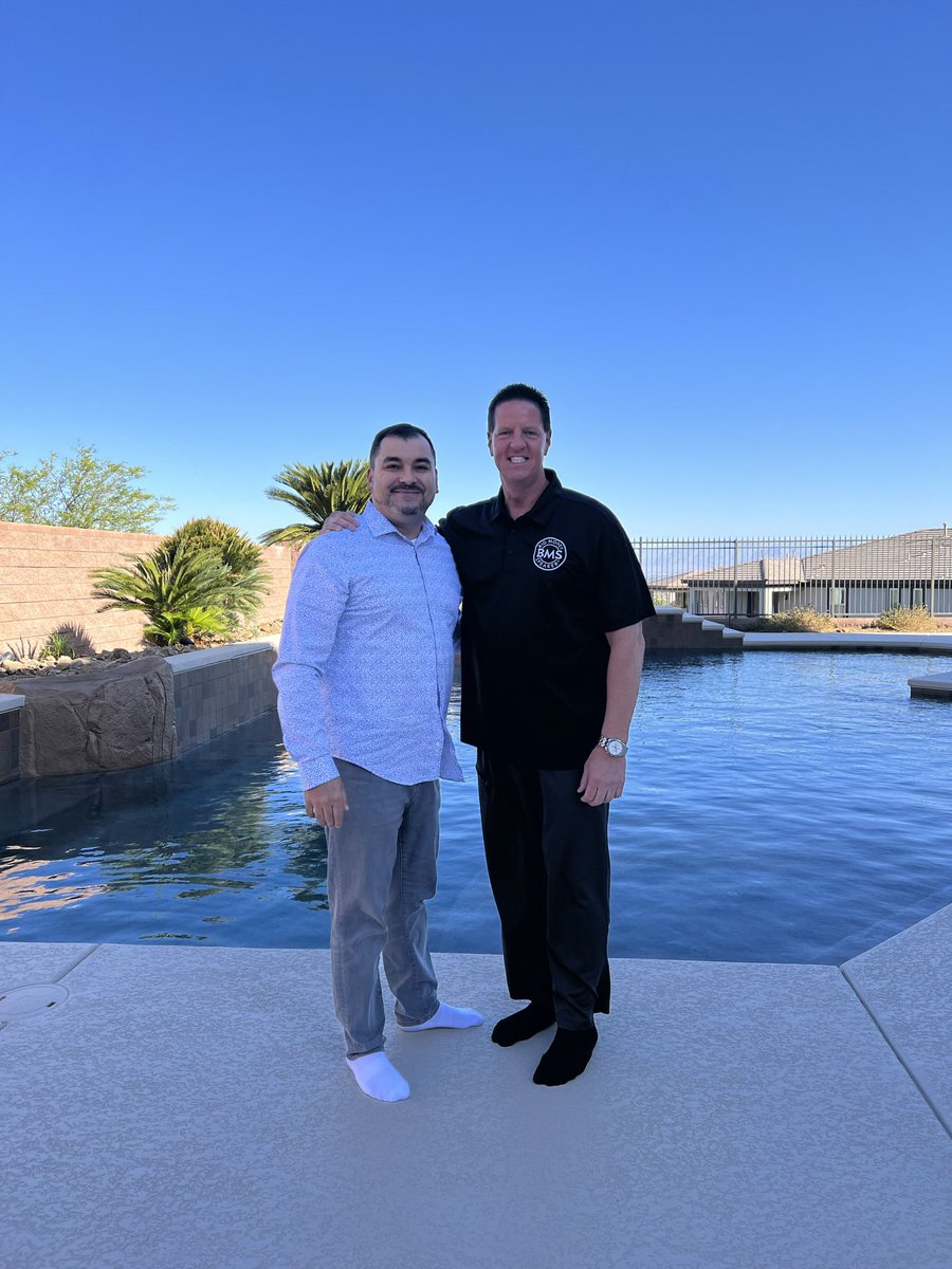 DrLouFigueroa's tweet photo. Privileged to spend two days with @JamesMalinchaks at his house it was educational and inspirational!! He is a gift and I’m blessed to be connected. Looking forward to the Future!! #omegamindsetnow #intelligentleader #LFG https://t.co/b9pl5jGaIl
