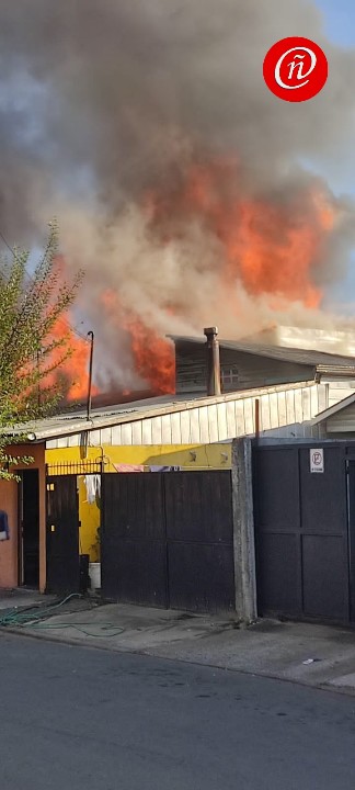 NUBLEONLINE_'s tweet photo. ALARMA DE INCENDIO EN CHILLÁN,  LASTARRIA esquina VENEZUELA en población Simon Bolívar. INFORMACION DE BOMBEROS INDICA POR EL MOMENTO  HAY TRES CASAS DAÑADAS . https://t.co/qiUjTtZ8Qu