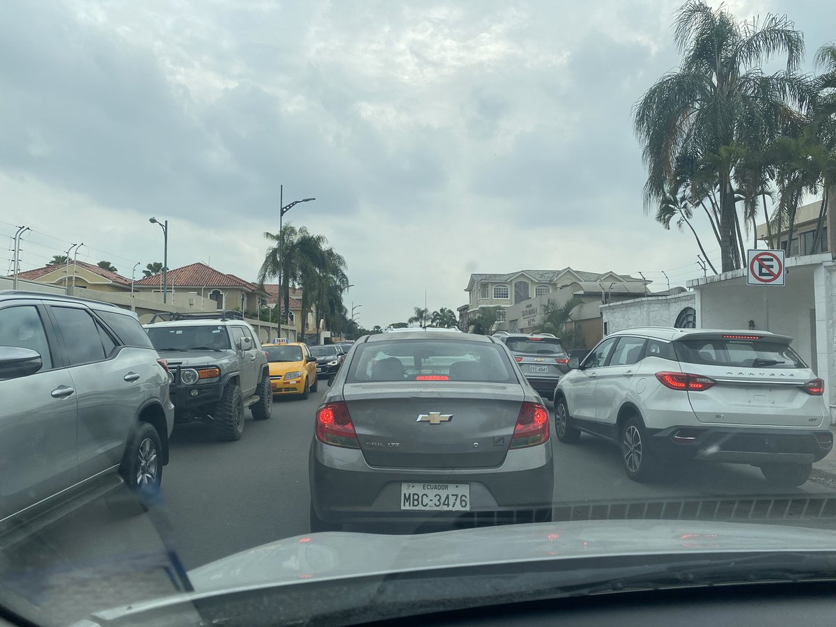 jmpo73's tweet photo. Las “soluciones” viales del municipio en tornero simplemente han sido una curita a algo que requiere operación .  30 min en la entrada a tornero y aún no puedo llegar a mi casa.   Desperdicio masivo de tiempo y combustible. @atvsamborondon @MuniSamborondon @juanjoseyunez https://t.co/2NWyTa5muo