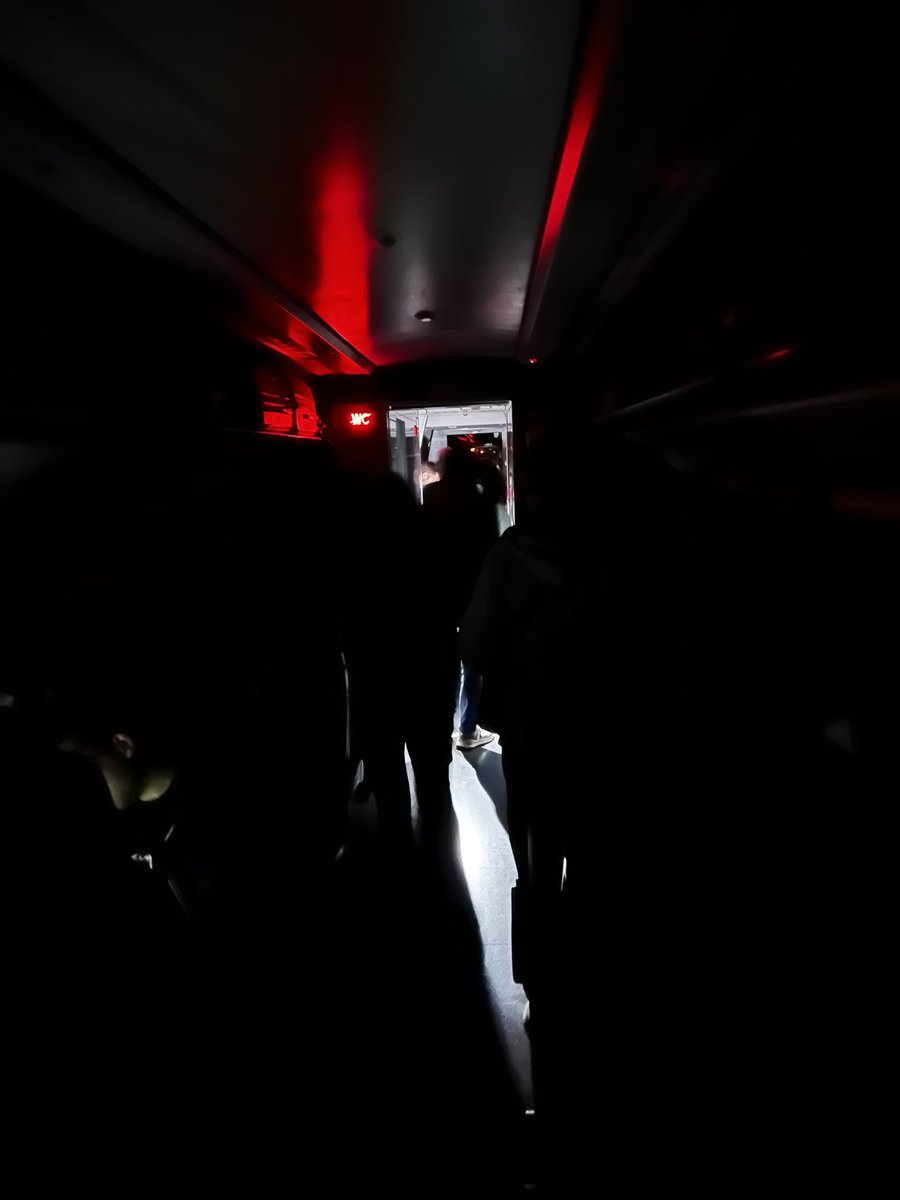 vico_dimi's tweet photo. Situazione treno Italo fermo da 2 ore: senza elettricità, senza A/C, senza informazioni, e zero soluzioni al momento. @repubblica @Agenzia_Ansa @Corriere @ItaloTreno https://t.co/QzoaSt5msB