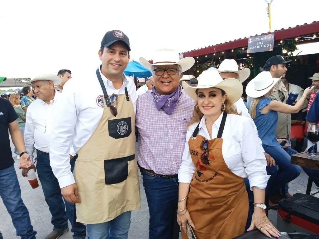 SEDERCOAH's tweet photo. En el municipio de San Buenaventura, el Secretario @flores_mendez acompañó al Gobernador @mrikelme en el #RibeyeFest 2022, donde se degustó la carne asada de mayor calidad, la de #Coahuila.
#FuerteCoahuilaEs
@GobDeCoahuila https://t.co/YAtCzNb2X6