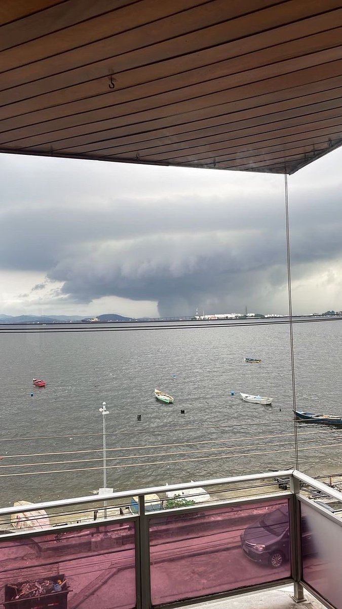 SoudeNiteroi1's tweet photo. Tava desenhado!

Niterói vista da Ilha do Governador um pouco antes da tempestade. https://t.co/7kNnvkekFZ