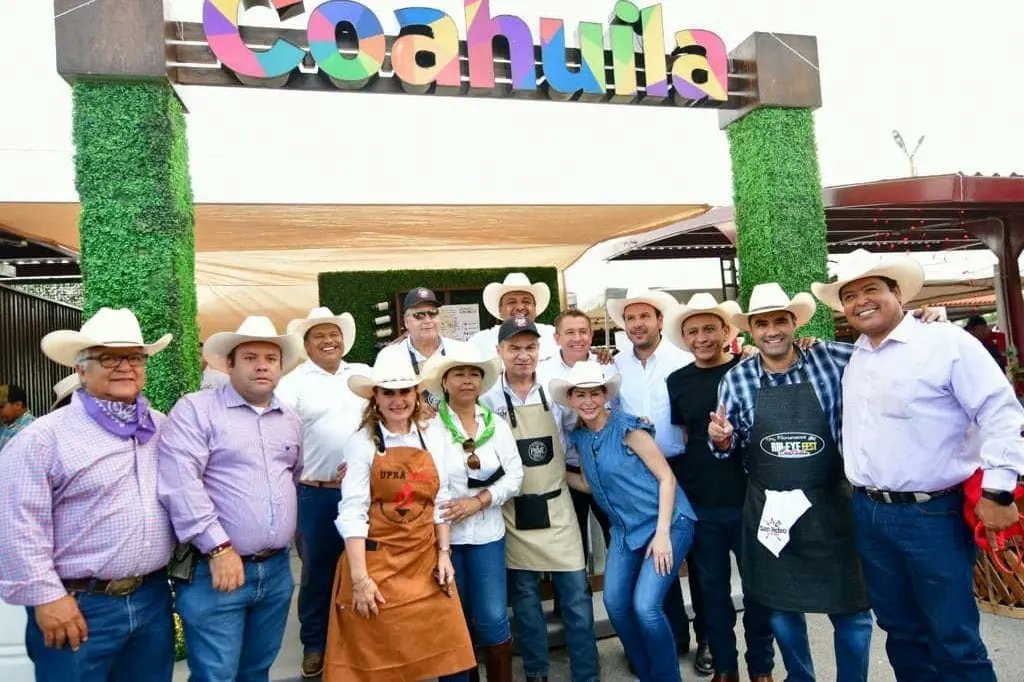 SEDERCOAH's tweet photo. En el municipio de San Buenaventura, el Secretario @flores_mendez acompañó al Gobernador @mrikelme en el #RibeyeFest 2022, donde se degustó la carne asada de mayor calidad, la de #Coahuila.
#FuerteCoahuilaEs
@GobDeCoahuila https://t.co/YAtCzNb2X6