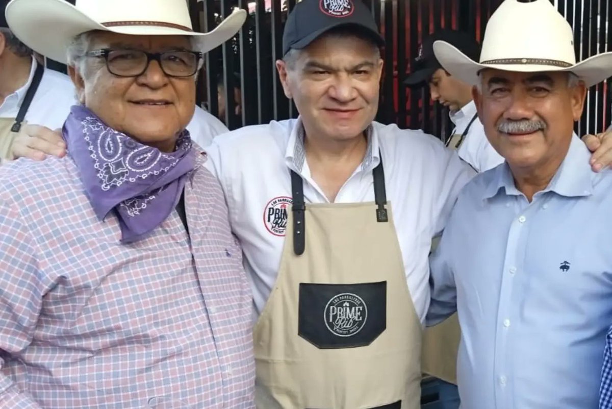 SEDERCOAH's tweet photo. En el municipio de San Buenaventura, el Secretario @flores_mendez acompañó al Gobernador @mrikelme en el #RibeyeFest 2022, donde se degustó la carne asada de mayor calidad, la de #Coahuila.
#FuerteCoahuilaEs
@GobDeCoahuila https://t.co/YAtCzNb2X6