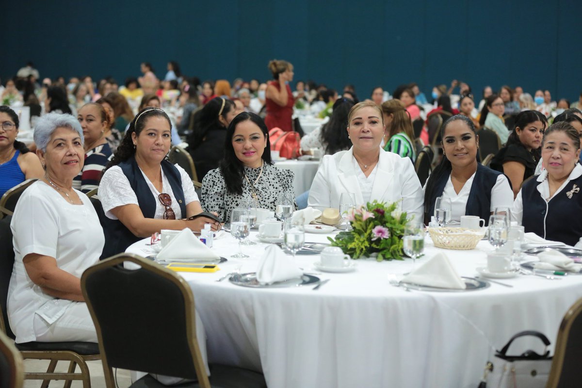 fgcabezadevaca's tweet photo. Soy un convencido de que la base de una sociedad es la familia y el pilar más fuerte de una familia son las mamás. 
Por eso hoy festejamos a las mamás tamaulipecas de @TamaulipasSalud de la zona sur de nuestro estado. 

Mi reconocimiento y gratitud eterna a todas ustedes. https://t.co/cRBtHTj1bG