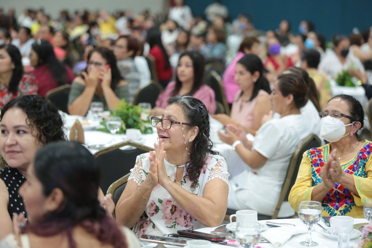fgcabezadevaca's tweet photo. Soy un convencido de que la base de una sociedad es la familia y el pilar más fuerte de una familia son las mamás. 
Por eso hoy festejamos a las mamás tamaulipecas de @TamaulipasSalud de la zona sur de nuestro estado. 

Mi reconocimiento y gratitud eterna a todas ustedes. https://t.co/cRBtHTj1bG