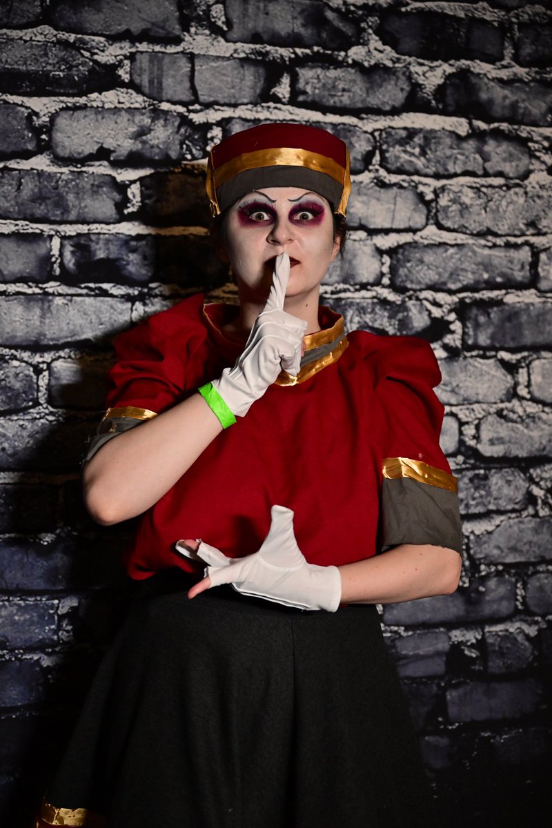 TheUsherette19's tweet photo. “Ahh… making eye contact. Gutsy.” 🔦
📸: @UnfriendlyHER0
#HalloweenHorrorNights #HHN #HHNIcons #TheUsher #HHNCosplay #Spookala https://t.co/dfZi8YyPmq