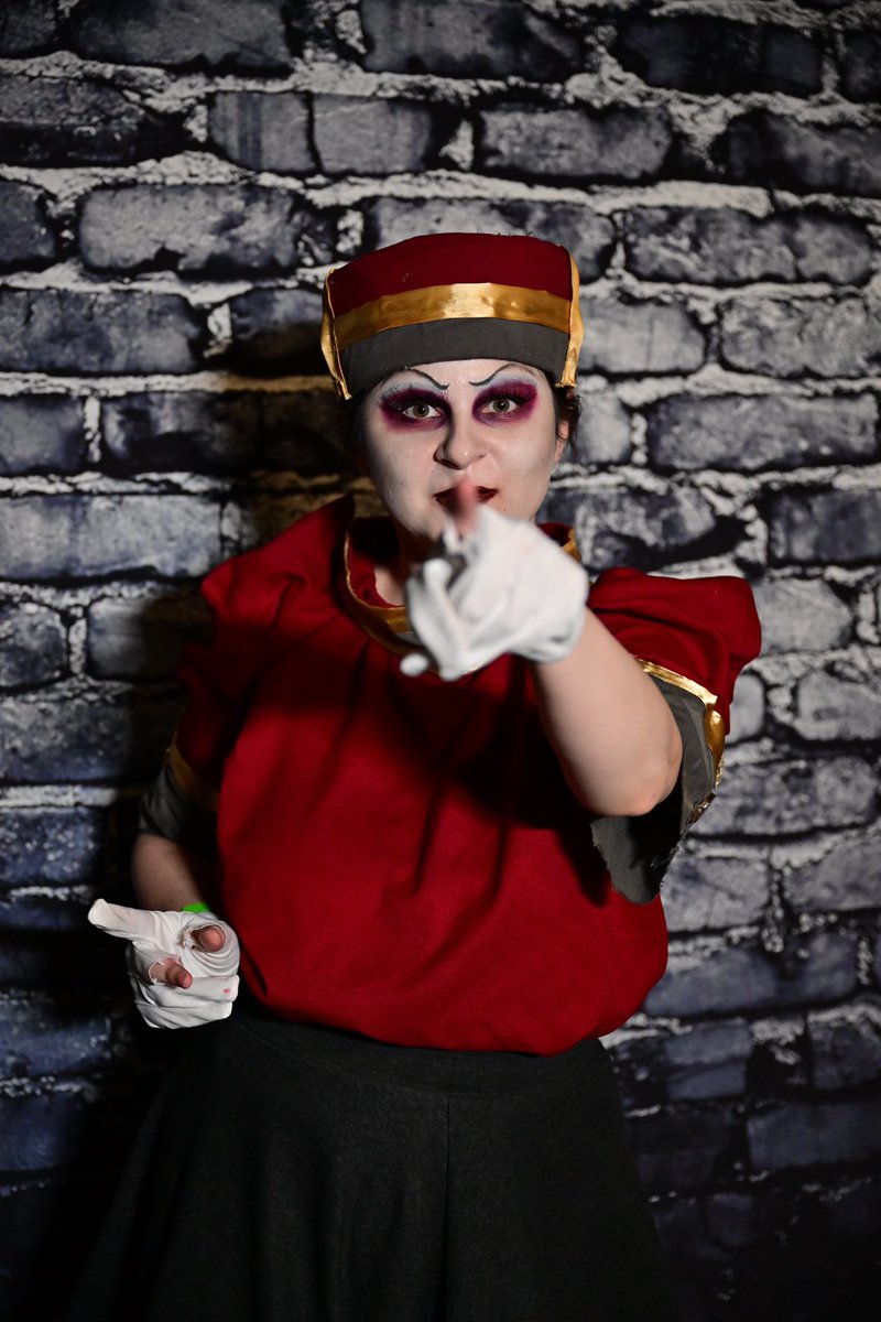 TheUsherette19's tweet photo. “Ahh… making eye contact. Gutsy.” 🔦
📸: @UnfriendlyHER0
#HalloweenHorrorNights #HHN #HHNIcons #TheUsher #HHNCosplay #Spookala https://t.co/dfZi8YyPmq