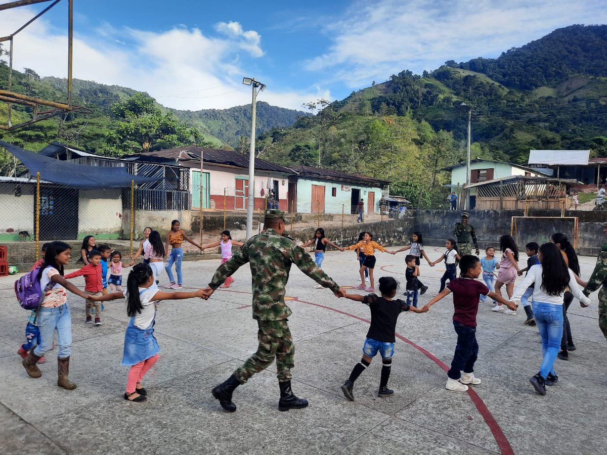Ejercito_Div5's tweet photo. En la #VeredaModelo Maracaibo #Tolima, llega la diversión, inflable y recreación a través de los soldados de Acción Integral N.°5 y el Batallón de Operaciones Terrestres N.°18, donde niños y niñas del sector disfrutan de nuestros héroes de la patria
#FeEnColombia https://t.co/VGDbaiK6YX