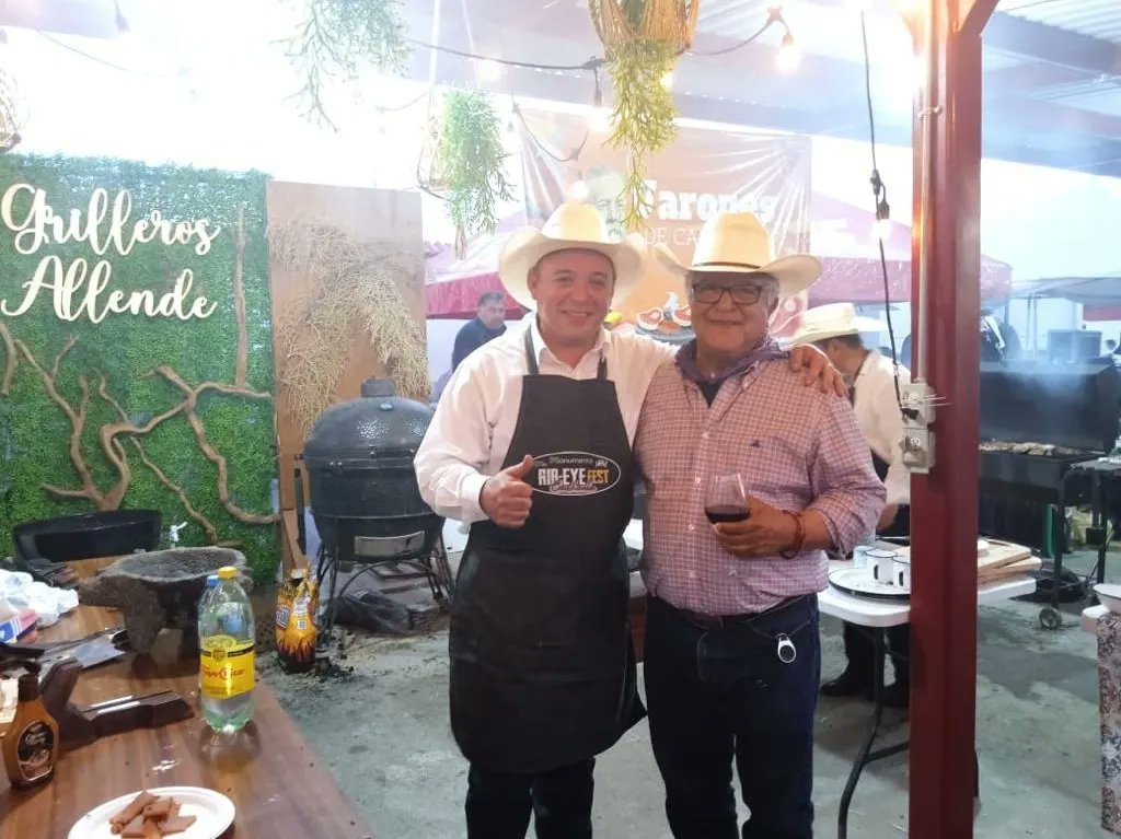 SEDERCOAH's tweet photo. En el municipio de San Buenaventura, el Secretario @flores_mendez acompañó al Gobernador @mrikelme en el #RibeyeFest 2022, donde se degustó la carne asada de mayor calidad, la de #Coahuila.
#FuerteCoahuilaEs
@GobDeCoahuila https://t.co/YAtCzNb2X6