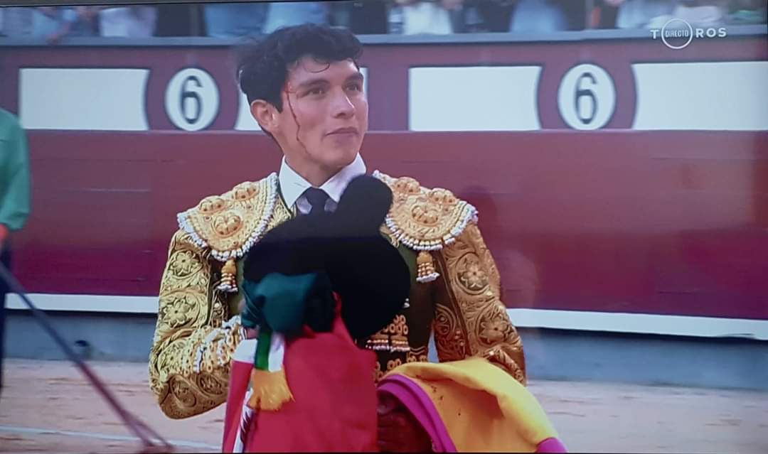 MyRyCaR's tweet photo. Vuelta al ruedo sin oreja en Madrid para un destacadísimo novillero mexicano de apellido FONSECA* 
Gracias Isaac por tu entrega y corazón, por ese despliegue de autenticidad en el ruedo más importante del mundo que hoy se ha volcado con tu querer y poder. https://t.co/pwMRxf8ygJ