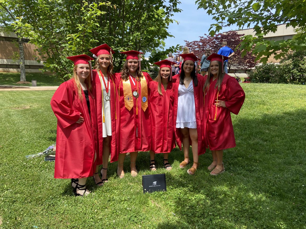 Celebrated 6 graduates this weekend! We are so proud of these girls and cannot wait to see what is next for each of them. Once a Dirty Bird, always a Dirty Bird ❤️🤍🎓