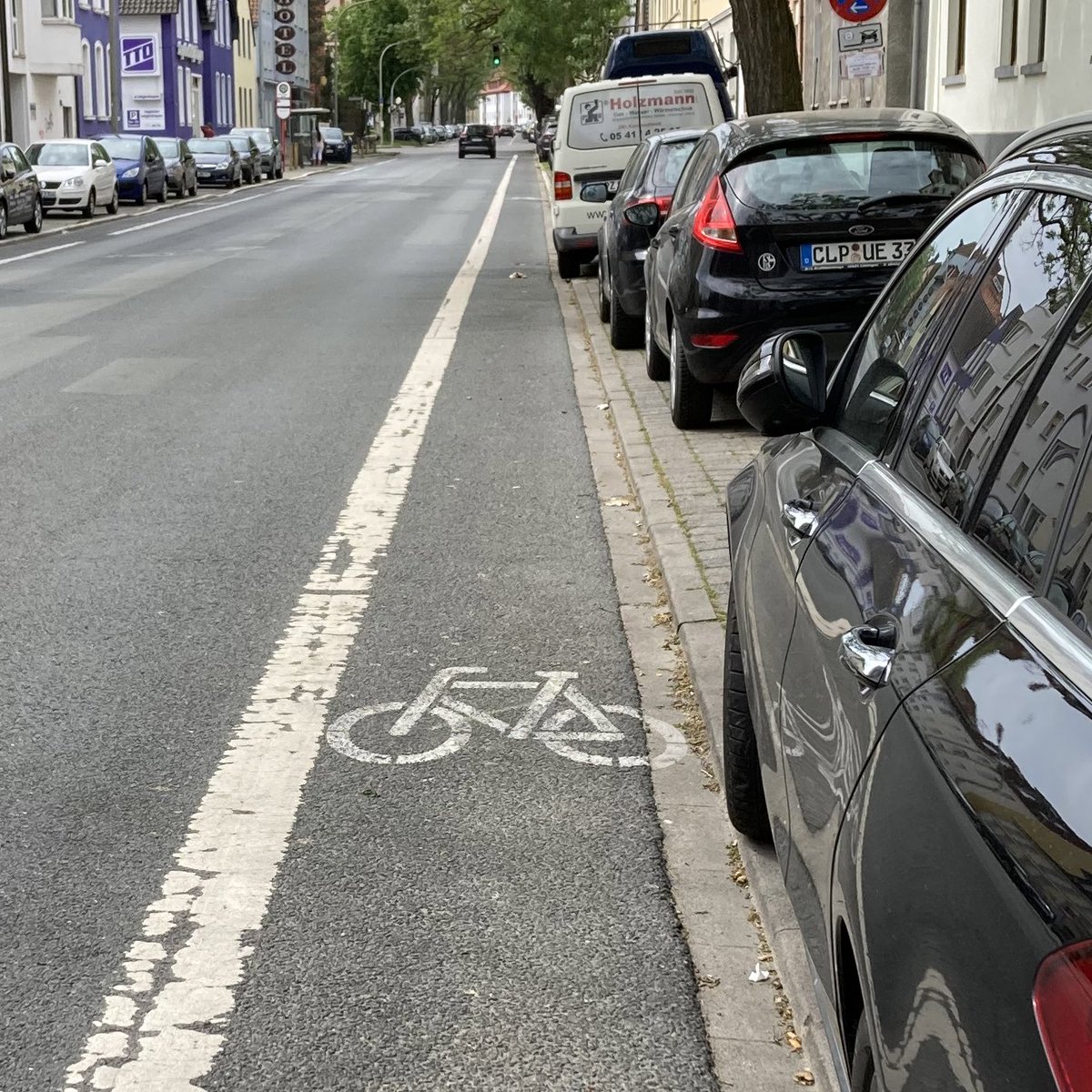 SecretCoAuthor's tweet photo. Der Witz ist, dass man den Rinnstein sogar in die Breite des Radfahrstreifens einrechnen darf, um halbwegs auf ein Mindestmaß zu kommen. Das hier natürlich niemals erreicht wird. Bestandsschutz halt… https://t.co/ZFtNnMUO5W