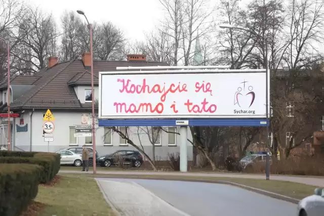 HaKejt's tweet photo. Te billboardy są, jak prawdziwe orzeźwienie w zalewie wulgarności i nihilizmu. 

Fundacja Kornice, którą założył jeden z najbogatszych Polaków, robi coś naprawdę wspaniałego. Bogu chwała! https://t.co/PZp0Ubdzj3