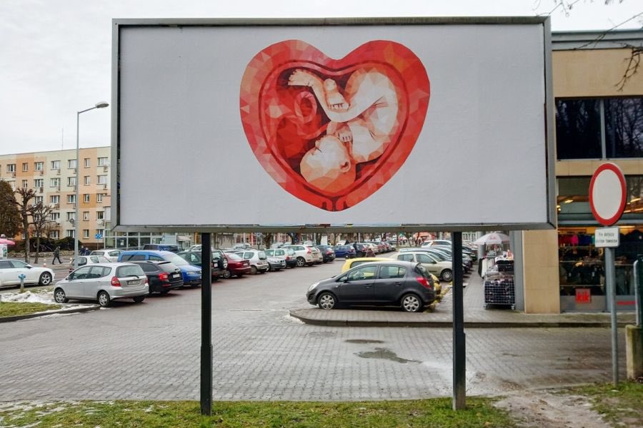 HaKejt's tweet photo. Te billboardy są, jak prawdziwe orzeźwienie w zalewie wulgarności i nihilizmu. 

Fundacja Kornice, którą założył jeden z najbogatszych Polaków, robi coś naprawdę wspaniałego. Bogu chwała! https://t.co/PZp0Ubdzj3