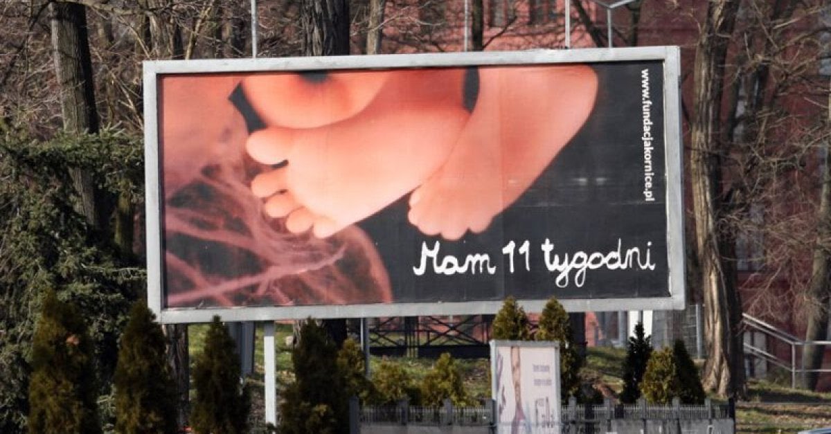 HaKejt's tweet photo. Te billboardy są, jak prawdziwe orzeźwienie w zalewie wulgarności i nihilizmu. 

Fundacja Kornice, którą założył jeden z najbogatszych Polaków, robi coś naprawdę wspaniałego. Bogu chwała! https://t.co/PZp0Ubdzj3