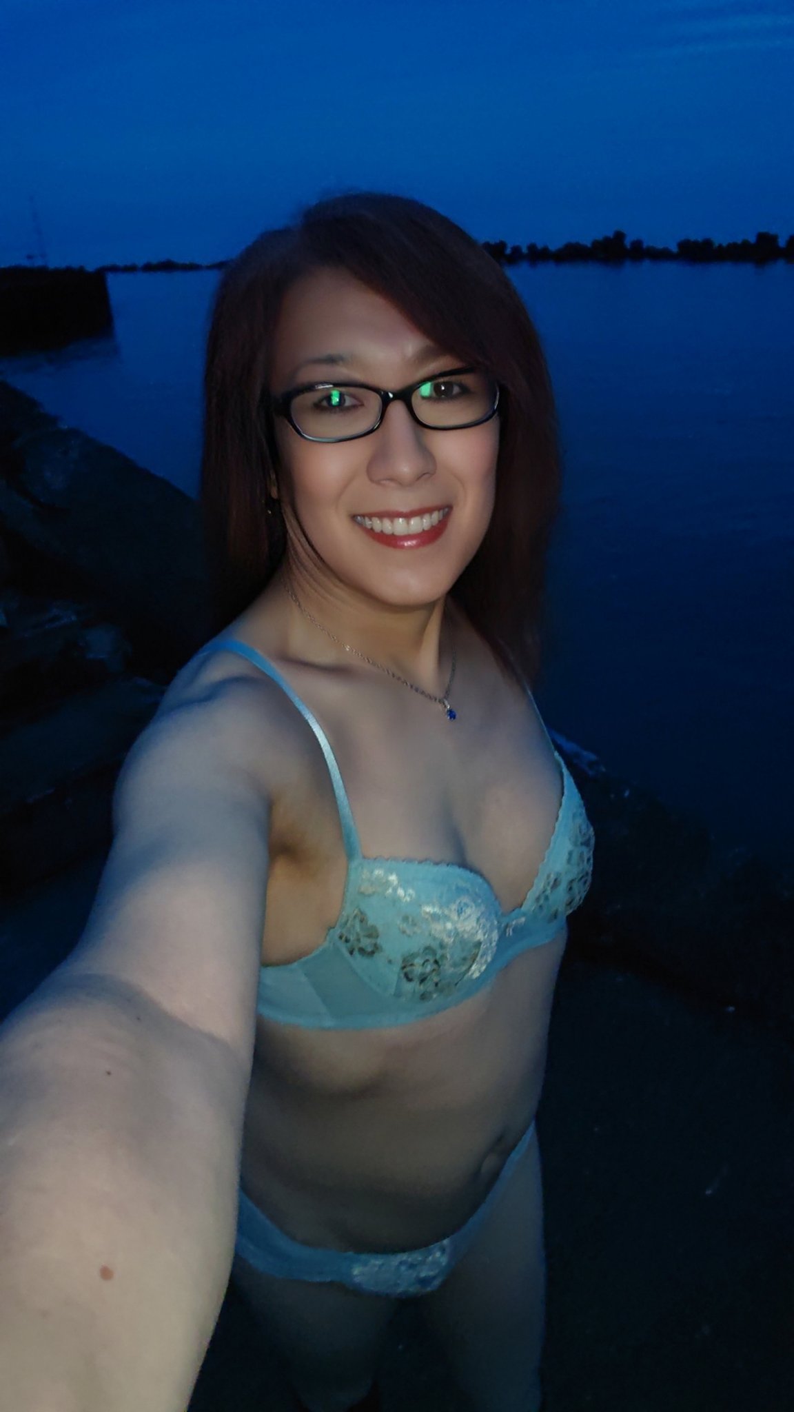熟女　野外　露出　下着 