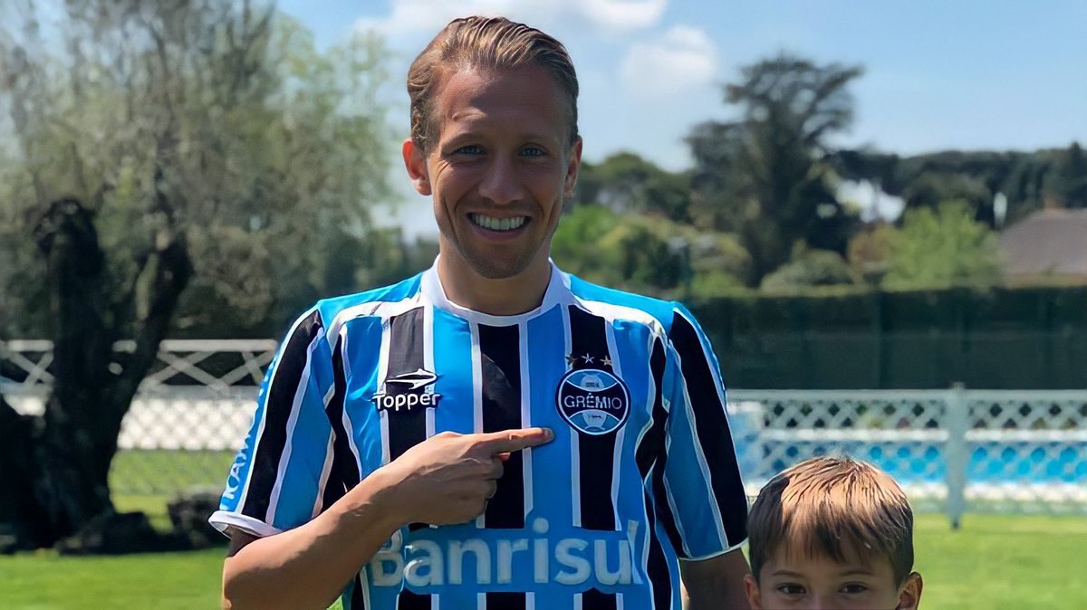 PeixeDaily's tweet photo. Segundo @saimonrb, o Grêmio tem interesse em Lucas Leiva. O jogador está com o contrato se encerrando na Lazio, onde atua desde 2017.

Bustos teria pedido mais um volante, de acordo com @andrehernan.

Oportunidade de mercado tá aí, pô! 🤷🏻‍♂️

@caiocnascimento @AndresRueda_sfc https://t.co/h0EpqSto3Q
