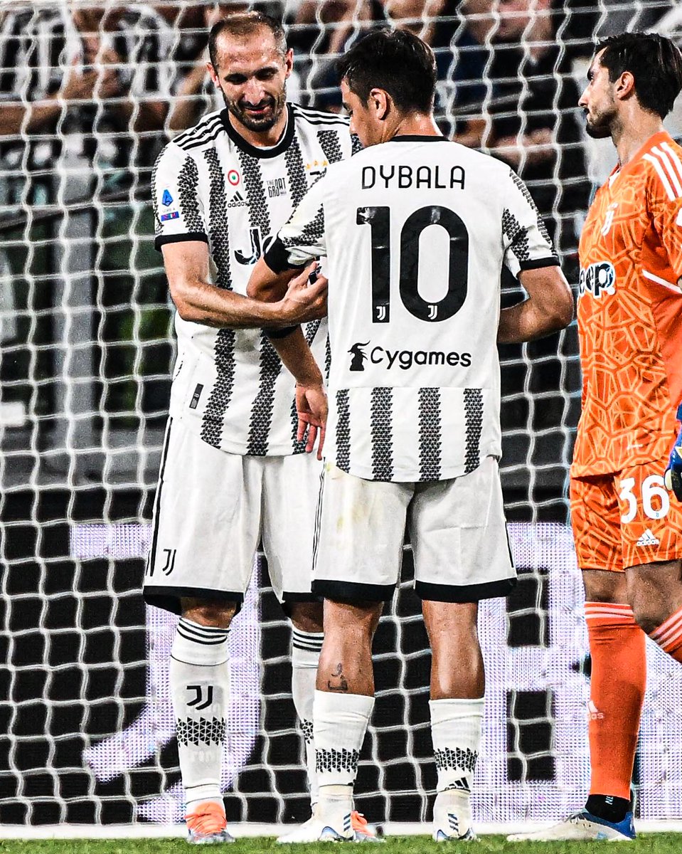 goal's tweet photo. Giorgio Chiellini gives Paulo Dybala the captain armband in their final home game for Juventus 🤝 https://t.co/xXyGND4sLL