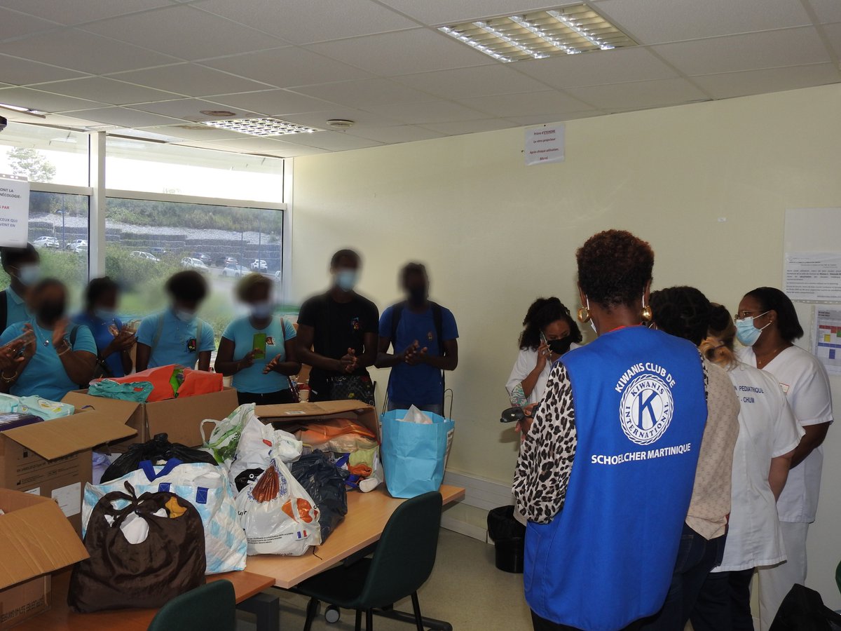 CHUM972's tweet photo. #EvénementSolidaire | Ce lundi 16 mai à la #MFME a eu lieu la remise officielle des dons récoltés par les élèves de la terminale « vente » du LP de Chateauboeuf en partenariat avec le @Kiwanis-club-de-Schœlcher. En savoir plus 👉🏽  https://t.co/e0H8J8356u https://t.co/ZaxsKNUluN
