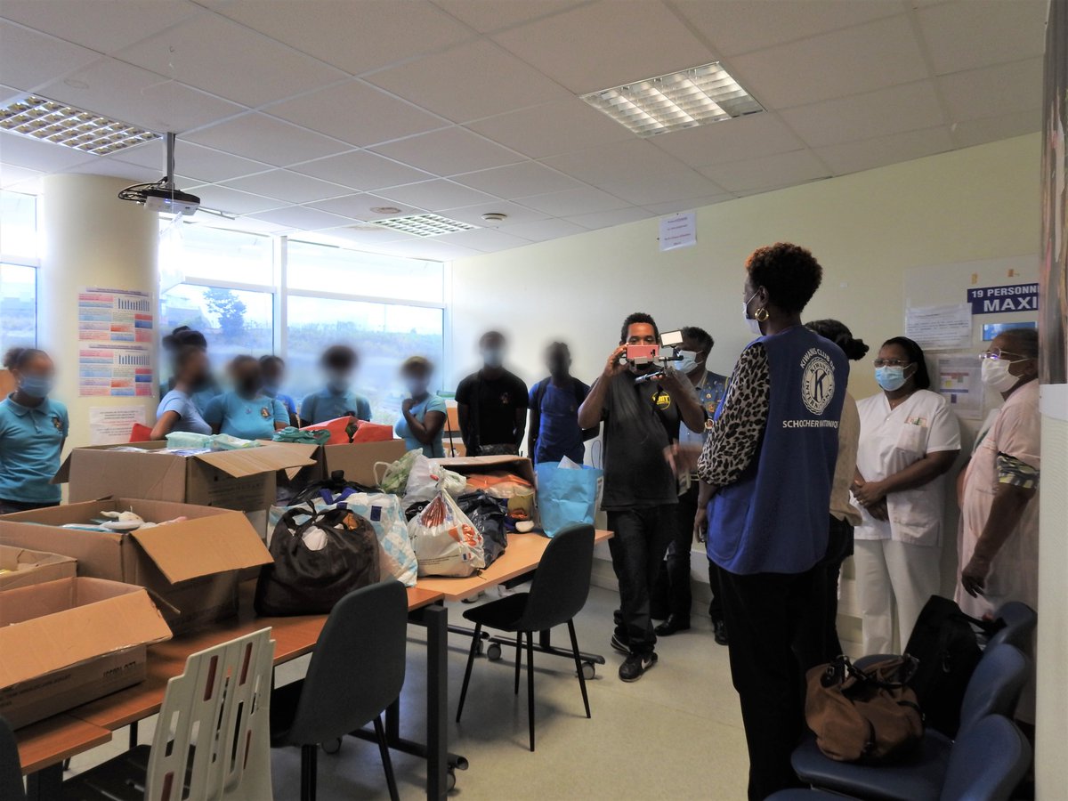 CHUM972's tweet photo. #EvénementSolidaire | Ce lundi 16 mai à la #MFME a eu lieu la remise officielle des dons récoltés par les élèves de la terminale « vente » du LP de Chateauboeuf en partenariat avec le @Kiwanis-club-de-Schœlcher. En savoir plus 👉🏽  https://t.co/e0H8J8356u https://t.co/ZaxsKNUluN