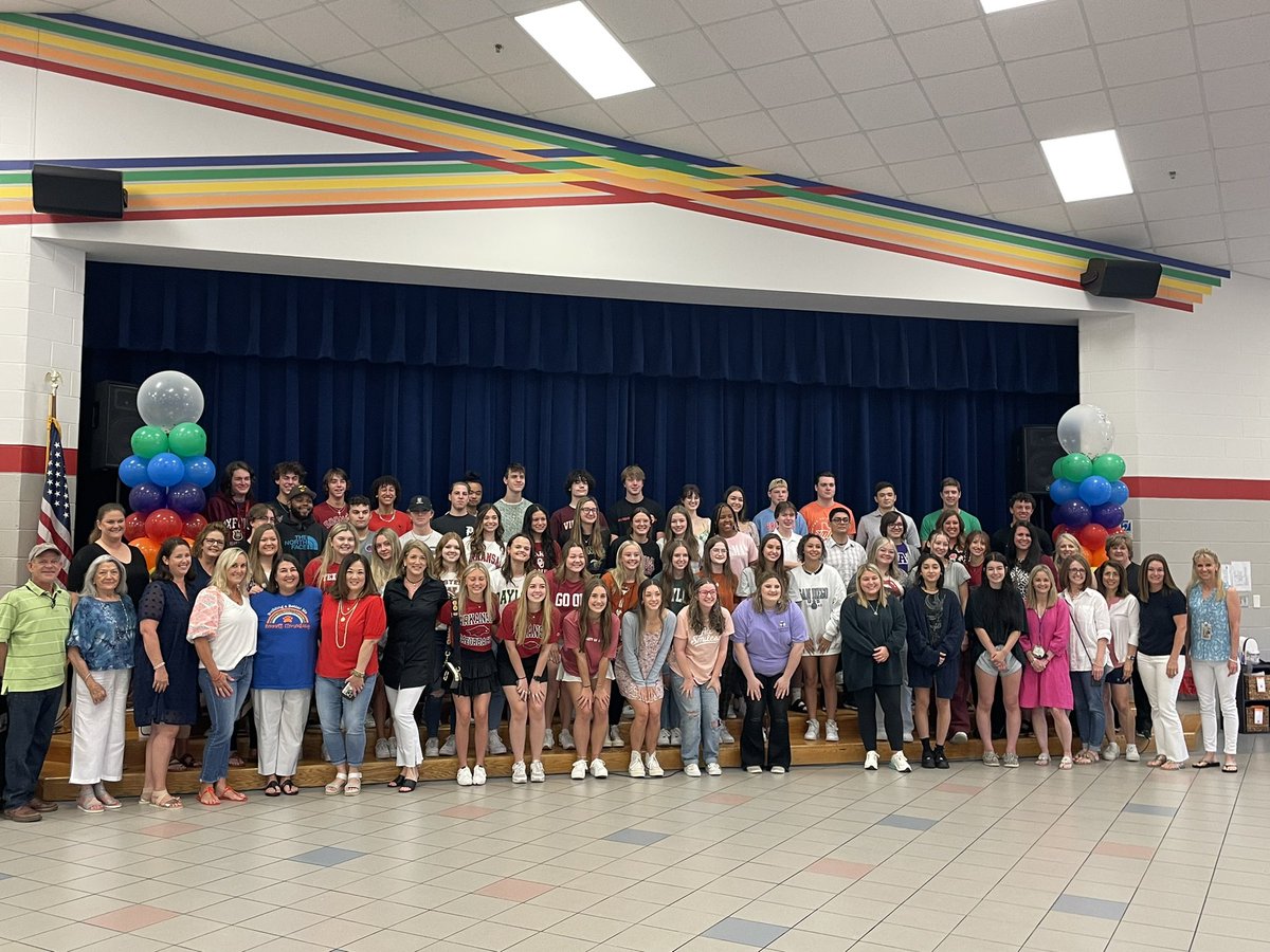 AmyHolderman2's tweet photo. 🐻🐾Bennett hosted our Senior Breakfast this morning for our graduating seniors! We❤️our BEARS! @BennettBears @KassHal #MyMSD https://t.co/kOJjJlbk8Z