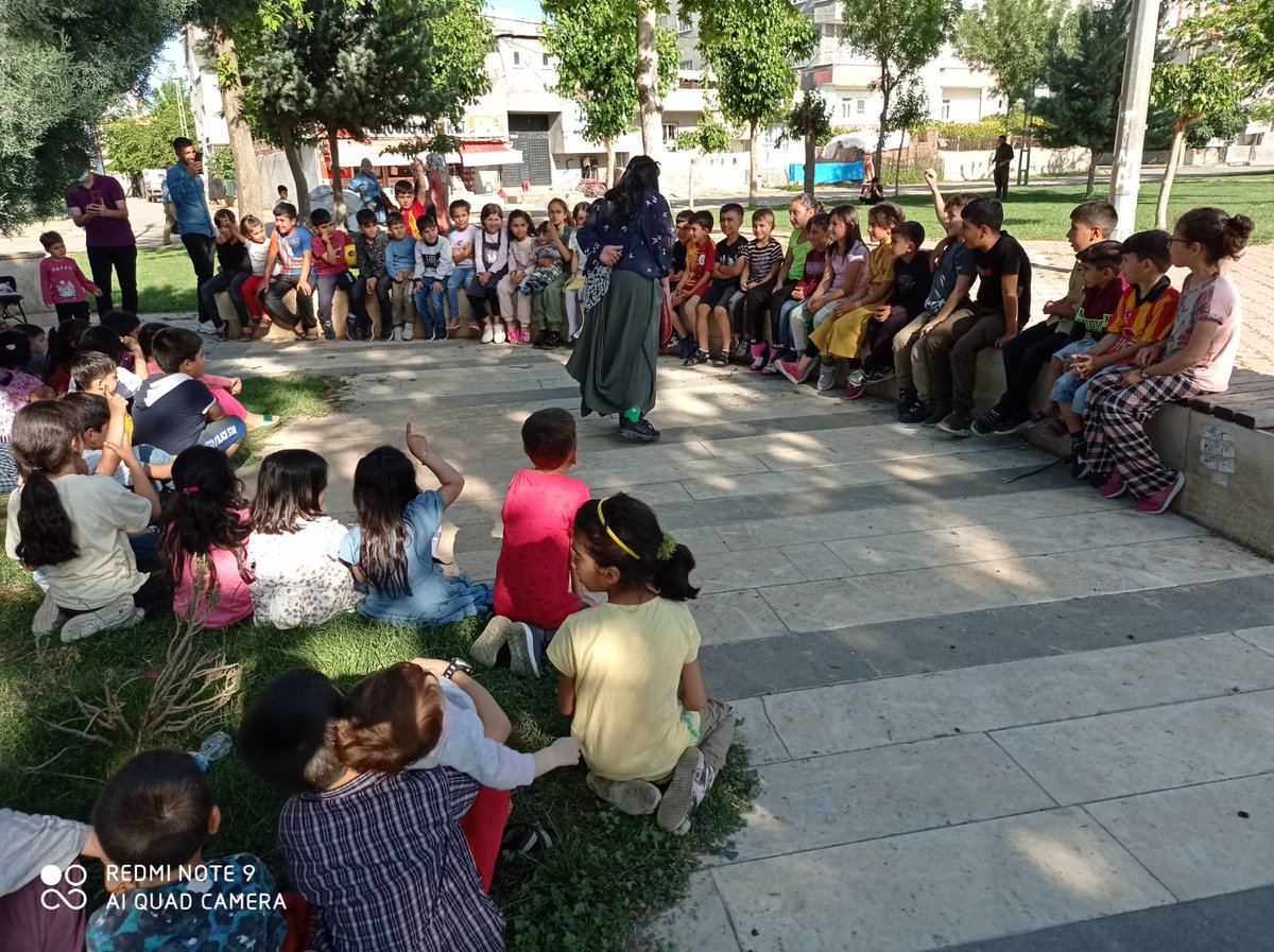 15 Gulanê Cejna Zimanê Kurdî pîroz be.
Me wek Meclîsa Ciwanan ya HDP'ê li parka Mele Evdile Timok û parka  Zozan e çîrok got û dîyarî belav kir. 

#CejnaZimaneKurdi
#CejnaZimanêKurdîPîrozBe
@HDPgencmeclis
@HDPElih
<a href="/tjabatman/">TJA BATMAN-Tevgera Jinên Azad</a>
