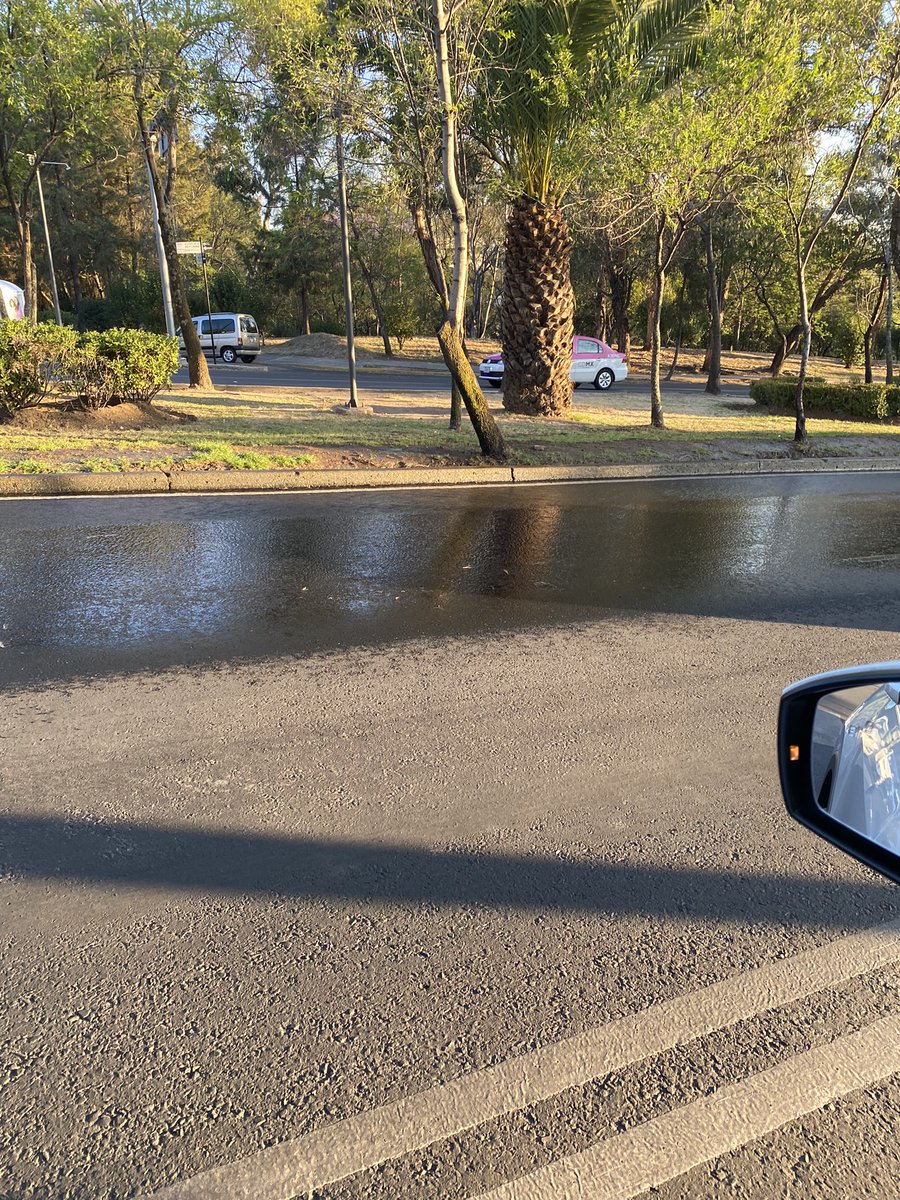 roblesbenjamin's tweet photo. ¡Fuga de agua con más de 10 días! Reporte R-20220504-0067 @SacmexCDMX @mauriciotabe @AlcaldiaMHmx @PesimaAtencion @soyrositaperez1 @lopezdoriga @Claudiashein https://t.co/EIaNbXVhIJ