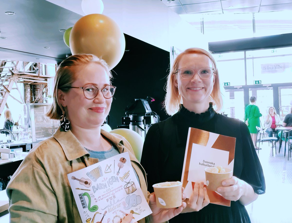 GGTeatteri's tweet photo. Grus Grus Teatterin toiminnanjohtaja Unna ja näyttelijä Sofia juhlistavat kevättä sekä upeita palkinnon- ja apurahansaajia. Kiitämme Svenska Kulturfondenia luottamuksellisen suhteen jatkumisesta, hienosta konsertista ja herkuista! Skål! 🥂
@kulturfonden https://t.co/rfDwJrjODM