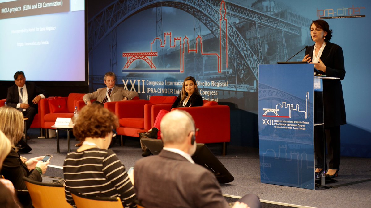 Registrador_es's tweet photo. El registrador Fernando de la Puente ha moderado las ponencias de Elena Loratti @UniTrento, Afonso Patrão @UnivdeCoimbra, José Antonio Saavedra Calderón @JoseAntonioSC17 @IpdrPeru y Anabela Susana Gonçalves @UMinho_Oficial https://t.co/q4nji9y9zE