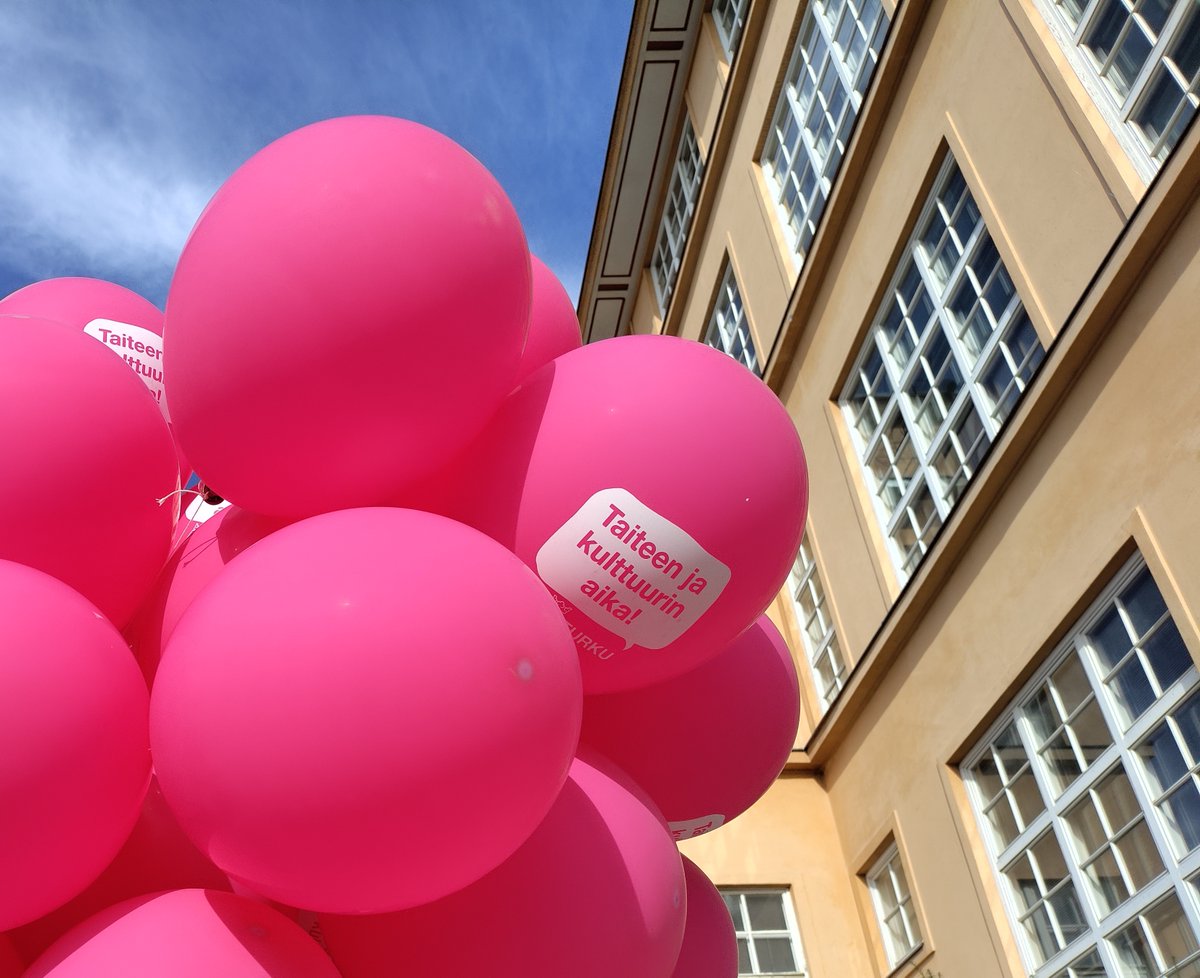 GGTeatteri's tweet photo. Onnittelut Turku Taiteen talosta! 🥳 Hienoa nähdä vihdoin pysyviä tiloja kulttuurialan toimijoille! 🙌 PS. Bongaa Grus Grus Teatterin tervehdys talon väelle avajaispäivän vieraskirjassa. :)

#taiteentalo #turku #rettigintupakkatehdas #turuntaiteentalo #vallatonkumous https://t.co/mx4NOPxRSA