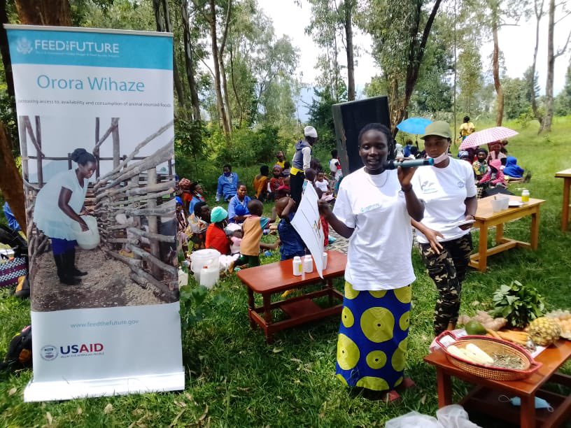 Activity participants in @GakenkeDistrict demonstrate the use of #AnimalSourceFoods as part of a complete family diet as part of events today to officially launch #MaternalChildHealth week across the country @InterfaithRda #ASF consumption @USAIDRwanda