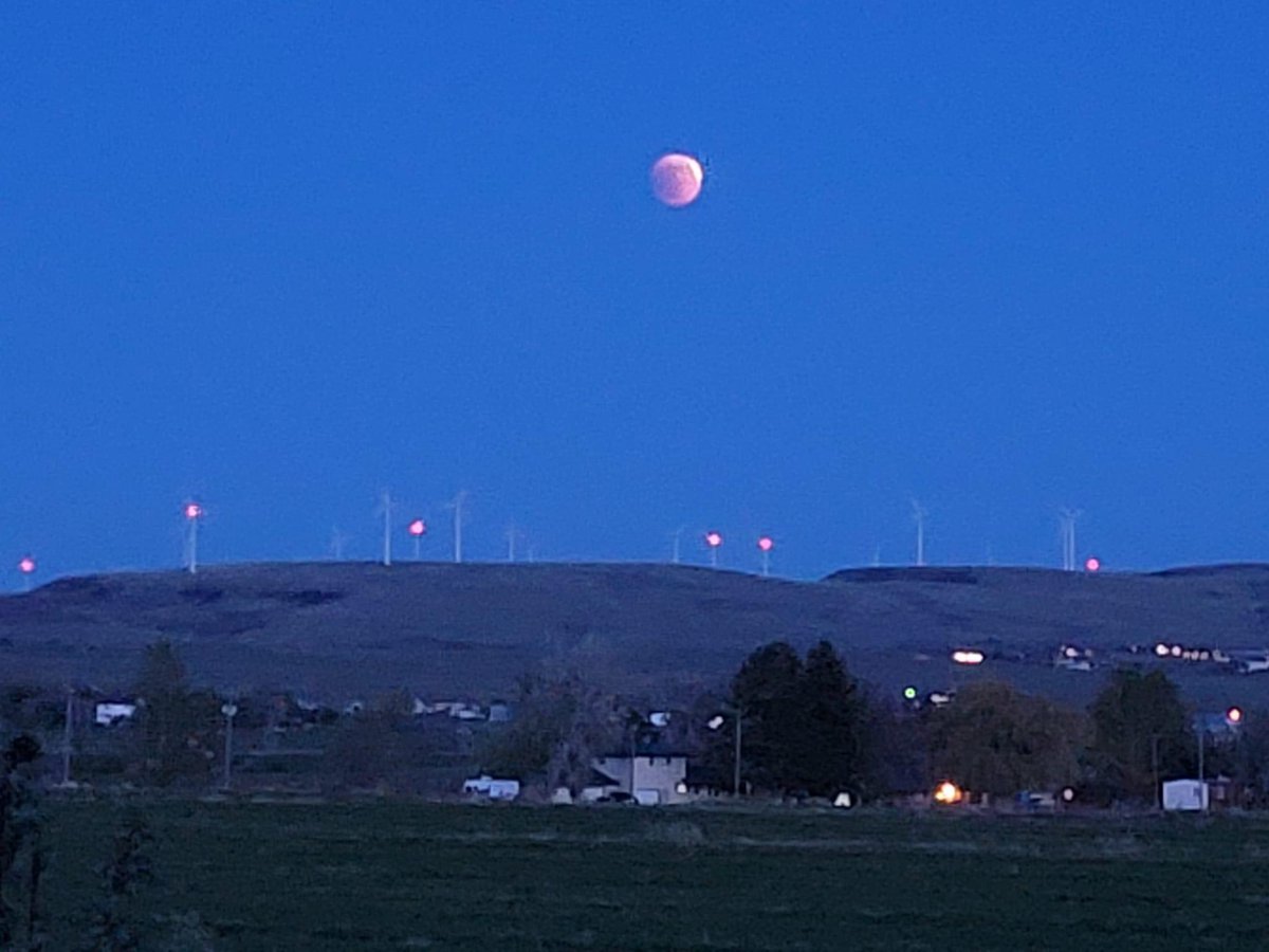 JeffRoper's tweet photo. #idwx Thanks Cheryl for the cool pic over the hills and mills of #ammon #idaho #idahofalls #eclipse #lunareclipse2022 #BloodMoon #flowermoon #moonpie #wywx @localnews8 #weatherguy https://t.co/HFvajjisni
