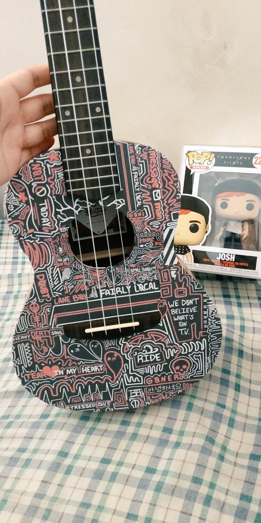 ScaledBack21's tweet photo. Last minute entry for the Clique Art Contest. 

Had to travel just to get my first uke. 😅

@twentyonepilots @tylerrjoseph @joshuadun
 @WarnerMusicPH @twentyoneph

#TOPHxWarnerMusicPHGiveaway
#TwentyOnePilotsCinemaExperiencePH https://t.co/LNuALrw7pX