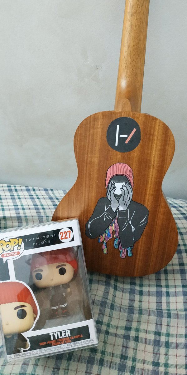ScaledBack21's tweet photo. Last minute entry for the Clique Art Contest. 

Had to travel just to get my first uke. 😅

@twentyonepilots @tylerrjoseph @joshuadun
 @WarnerMusicPH @twentyoneph

#TOPHxWarnerMusicPHGiveaway
#TwentyOnePilotsCinemaExperiencePH https://t.co/LNuALrw7pX