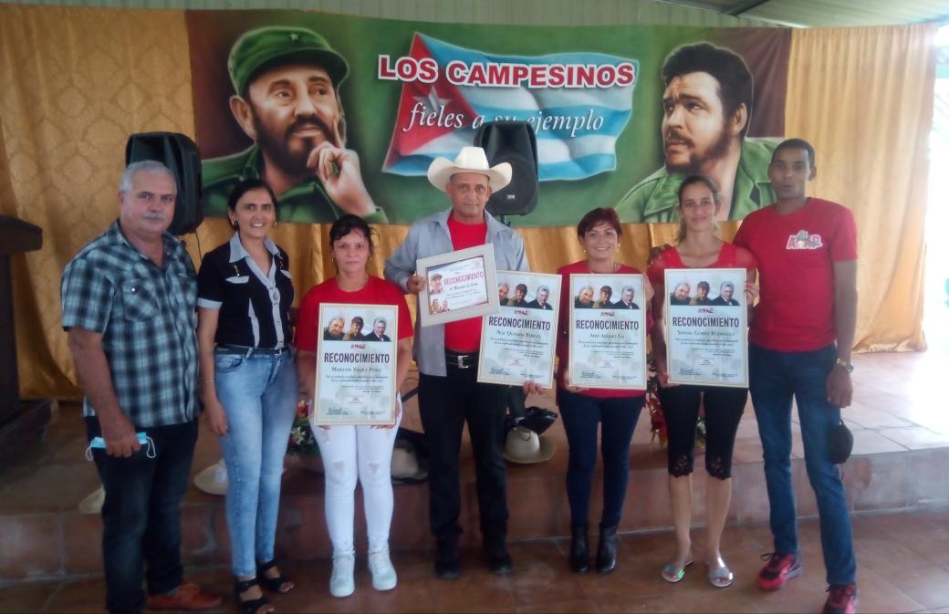 Eidy97661881's tweet photo. #anapsanctispiritus Honor a quien honor merece, Felicidades para los cuadros espirituanos que hoy fueron revonocidos. #anapcuba https://t.co/lqBHzUkvp6
