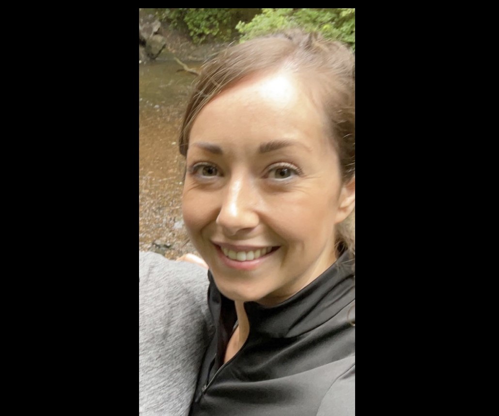 AlcoholChangeUK's tweet photo. "Don't underestimate the importance of speaking to people about what you’re going through." Lucy's mum has struggled with her drinking for 22 years. For Lucy, speaking to others has been a big help. In this blog, she shares her story: https://t.co/7fTU0ycJr9 https://t.co/GDNzkccbCN