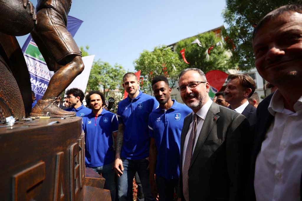 kasapoglu's tweet photo. Anadolu Efes’in 2020-2021 sezonunda kazandığı EuroLeague Şampiyonluğu Anıtı’nın açılışını gerçekleştirdik. @DrHakanBahadir  @BahcelievlerBel https://t.co/HNo16GYkuM