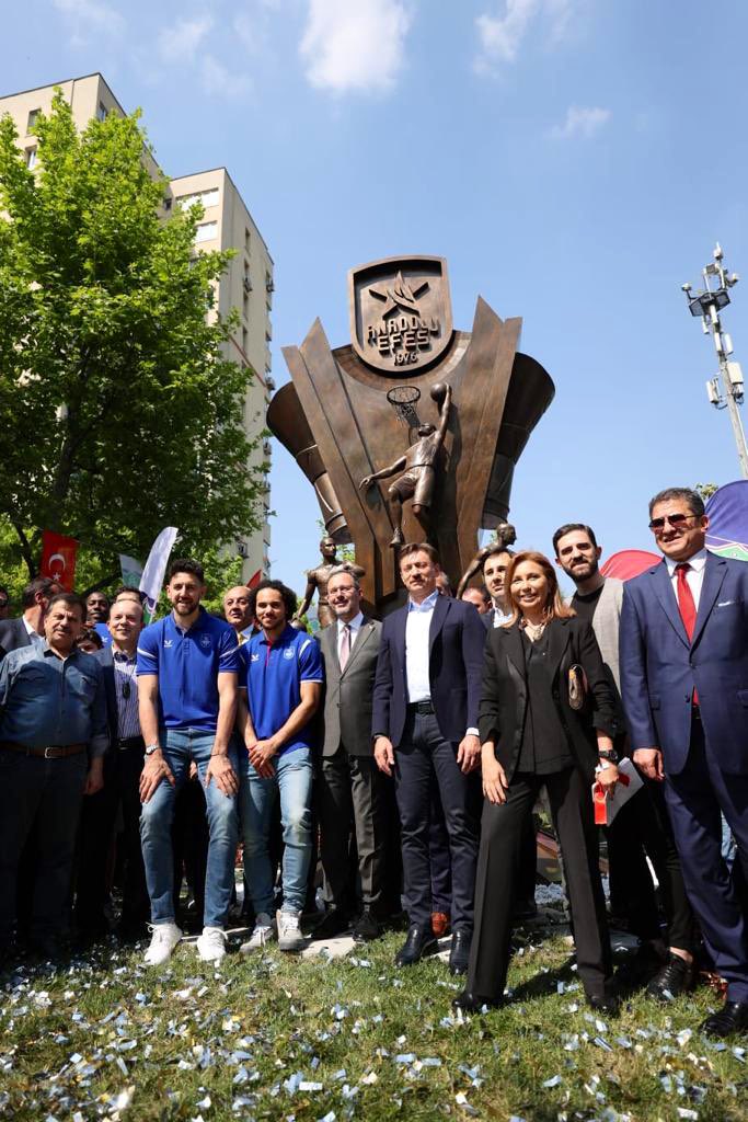 kasapoglu's tweet photo. Anadolu Efes’in 2020-2021 sezonunda kazandığı EuroLeague Şampiyonluğu Anıtı’nın açılışını gerçekleştirdik. @DrHakanBahadir  @BahcelievlerBel https://t.co/HNo16GYkuM