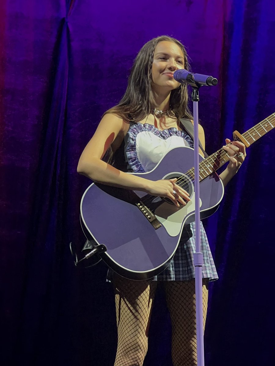 Ashl3ydavid17's tweet photo. god, it’s BRUTAL out here! 💜 a dream come true to be on the barricade for liv’s concert!! best night of my existence!😭#SOURTOURirving #SOURTOUR #OliviaRodrigo @oliviarodrigo @LiviesHQ https://t.co/frPyNJfIAZ