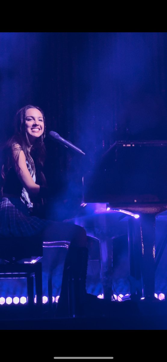 Ashl3ydavid17's tweet photo. god, it’s BRUTAL out here! 💜 a dream come true to be on the barricade for liv’s concert!! best night of my existence!😭#SOURTOURirving #SOURTOUR #OliviaRodrigo @oliviarodrigo @LiviesHQ https://t.co/frPyNJfIAZ