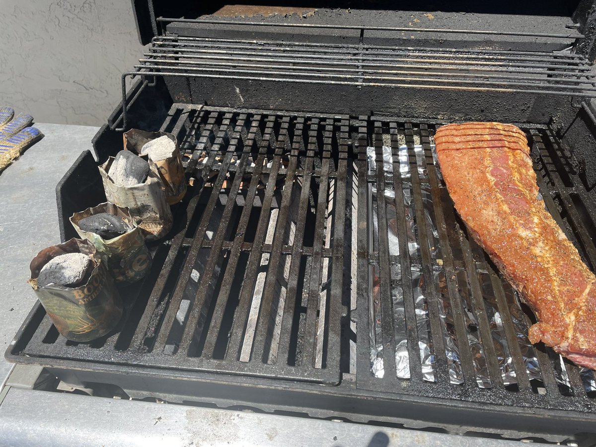 ChrisBabcock2's tweet photo. Back to back days #smokingwithgas. Baby back ribs with @KindersFlavors brown sugar rub and bbq sauce. https://t.co/KuvzbMKtdP
