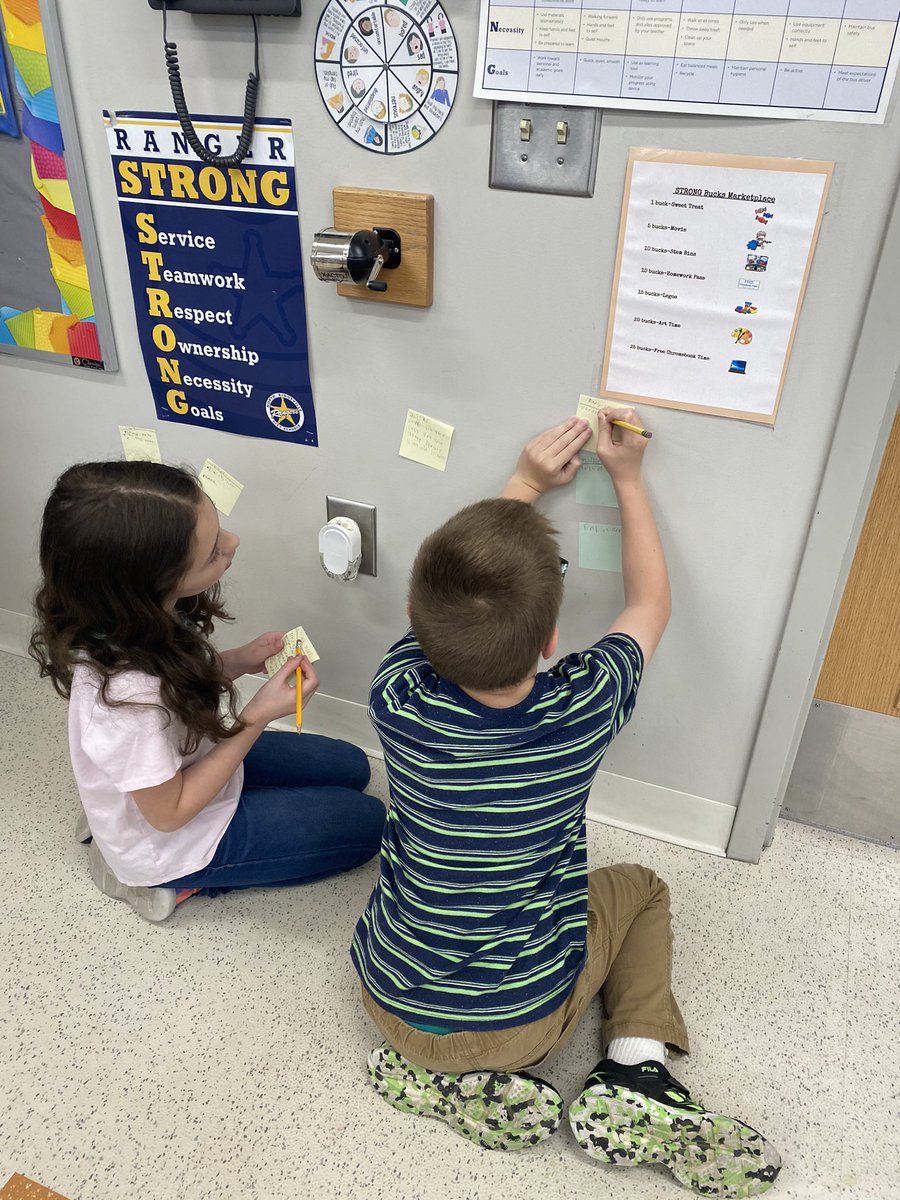 MrsJKelsheimer's tweet photo. What does your research look like? This is what our research looked like today. #teamwork #cooperation #flexibleworkspace https://t.co/Xx8fWFI9kj