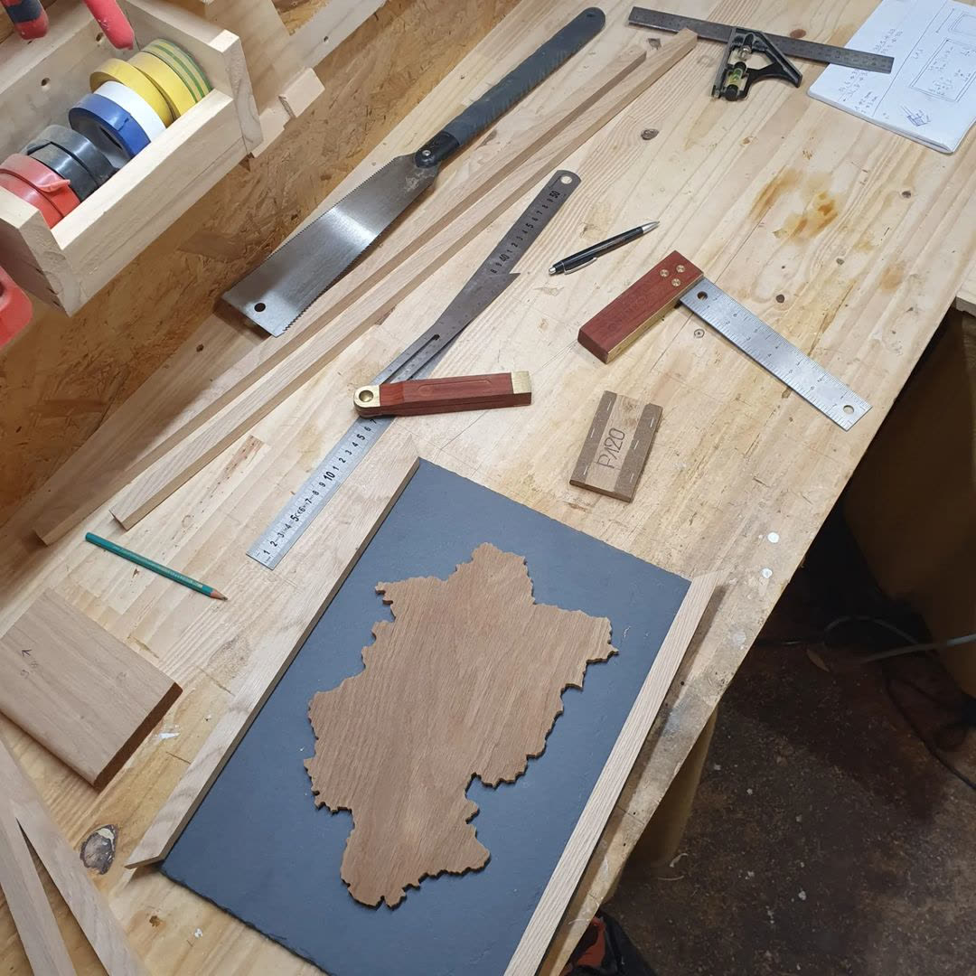 wolfcraft_DE's tweet photo. Hast du schon diesen wunderschönen Bilderrahmen aus Eiche von unserem Freund @mnt_bois gesehen? 😍🛠 Unsere Einhandzwingen haben beim Bau fleißig assistiert! 😅 Was ist dein aktuelles Projekt?
.
.
.
#wolfcraft #heimwerken #holzwerken #einhandzwinge #zwinge #bilderrahmen #rahmen https://t.co/ONHHa4Yf65