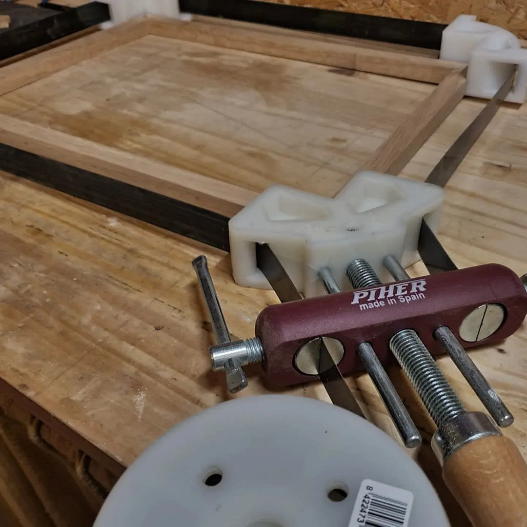 wolfcraft_DE's tweet photo. Hast du schon diesen wunderschönen Bilderrahmen aus Eiche von unserem Freund @mnt_bois gesehen? 😍🛠 Unsere Einhandzwingen haben beim Bau fleißig assistiert! 😅 Was ist dein aktuelles Projekt?
.
.
.
#wolfcraft #heimwerken #holzwerken #einhandzwinge #zwinge #bilderrahmen #rahmen https://t.co/ONHHa4Yf65