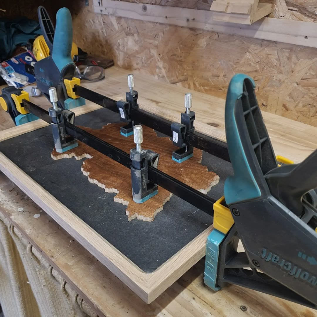 wolfcraft_DE's tweet photo. Hast du schon diesen wunderschönen Bilderrahmen aus Eiche von unserem Freund @mnt_bois gesehen? 😍🛠 Unsere Einhandzwingen haben beim Bau fleißig assistiert! 😅 Was ist dein aktuelles Projekt?
.
.
.
#wolfcraft #heimwerken #holzwerken #einhandzwinge #zwinge #bilderrahmen #rahmen https://t.co/ONHHa4Yf65
