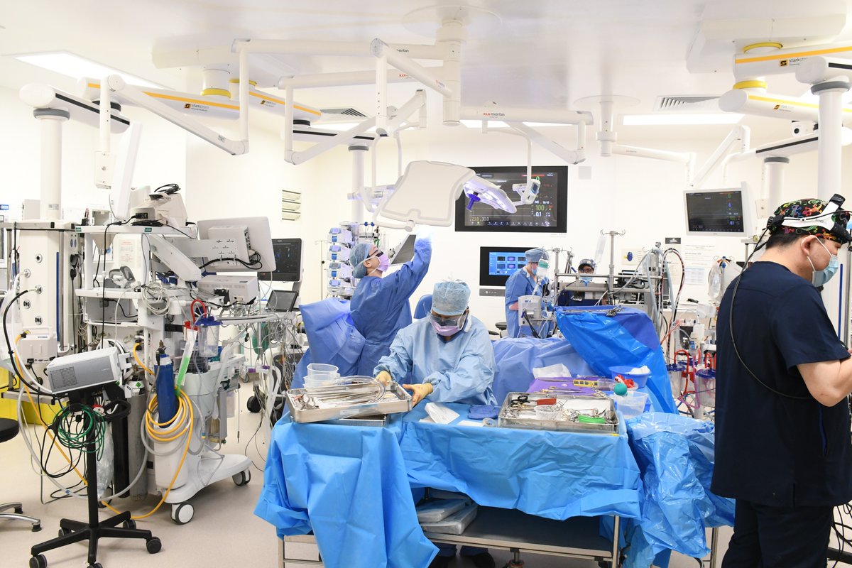 RoyalPapworth's tweet photo. @NorthwesternMed Our team shared expertise on pulmonary endarterectomy surgery and balloon pulmonary angioplasty.
 
Professor @ChrisMalaisrie: “Papworth are world leaders and this will allow us to refine our surgical technique and postoperative care. The visit has been an overwhelming success." https://t.co/luawRxXLzJ
