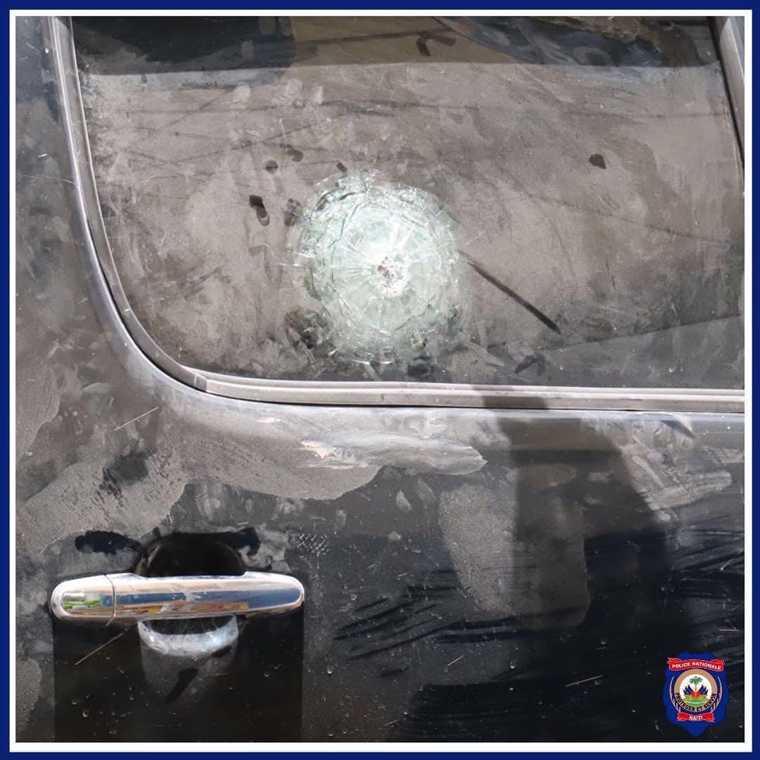 BouyonHaiti's tweet photo. La #PNH a déjoué jeudi une tentative d'enlèvement à " Frère ", au carrefour de l'Académie de la PNH, dans la commune de Pétion-Ville. Les ravisseurs qui se trouvaient à bord d'un pick-up noir blindé Hilux, immatriculé AA-17409.
#BHI https://t.co/WzYOf7D86k