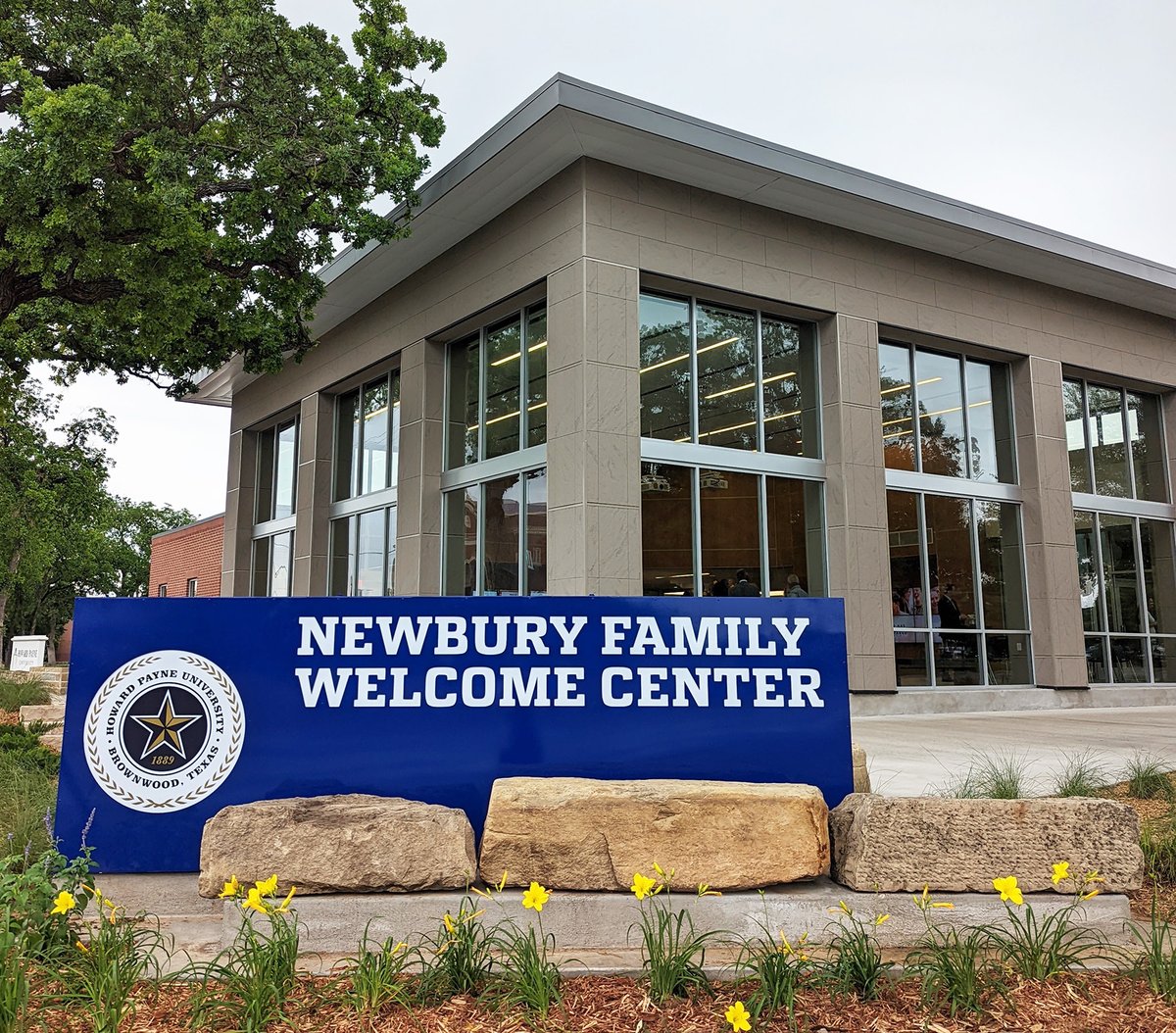 HPUTXAlumni's tweet photo. We were delighted to hold the grand opening of the Newbury Family Welcome Center earlier this month. Join with us in praying for all the ways God will use this new facility to usher in new HPU students. It was a special honor to have the Newbury Family with us to celebrate. https://t.co/BTP9o1tsx5